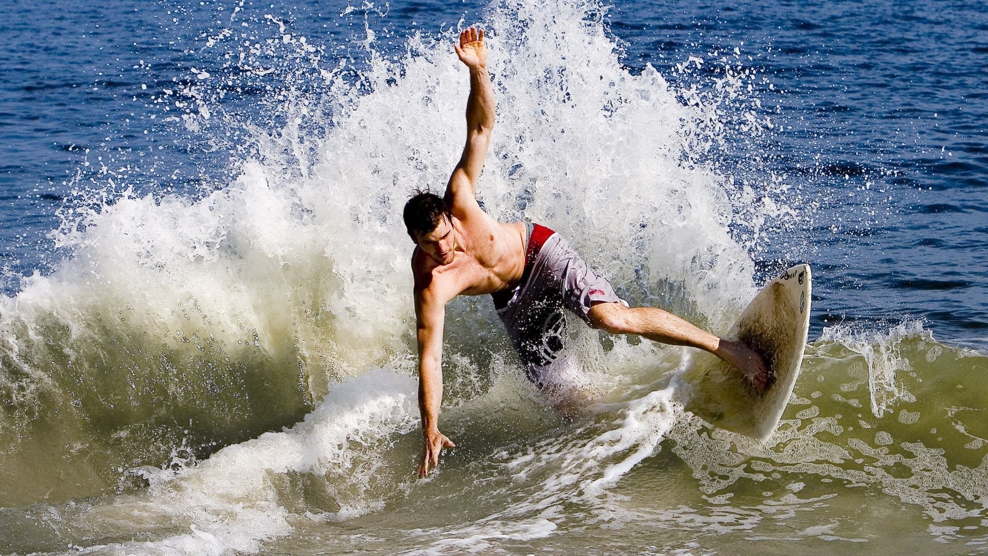 开云体育下载-赛道与绿茵场，弗拉霍维奇的跨界胜利之夜